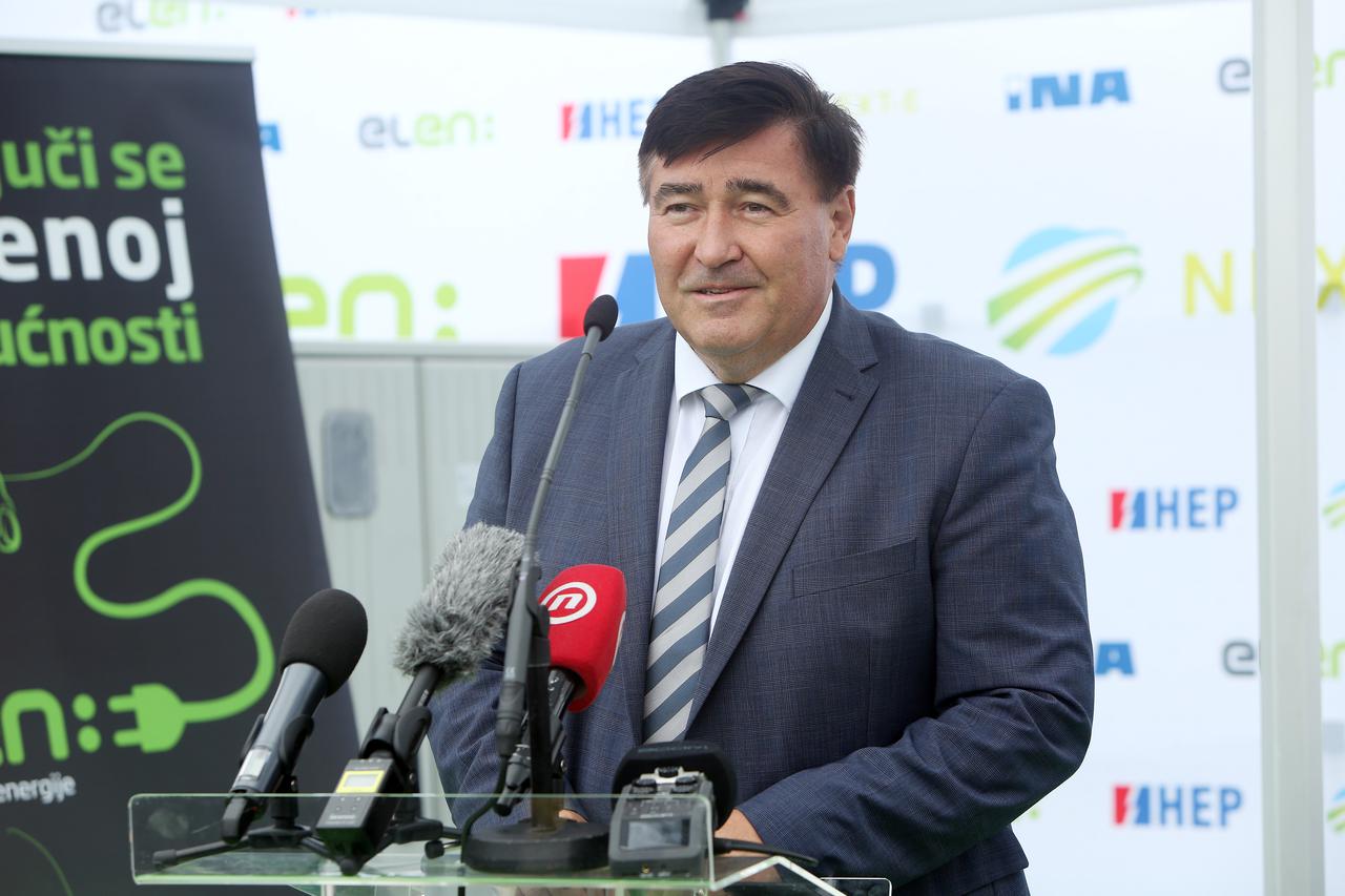 Na benzinskoj postaji INA u Brinju otvorena je prva punionica za električne automobile