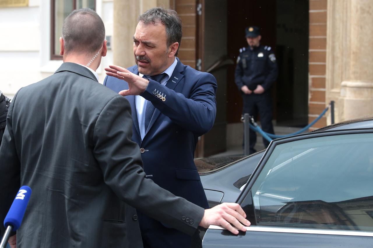 04.05.2016., Zagreb - Na 18. sjednici Vlada RH je, uz ostalo, donijela odluku  o reformskoj mjeri ukidanja upotrebe pecata