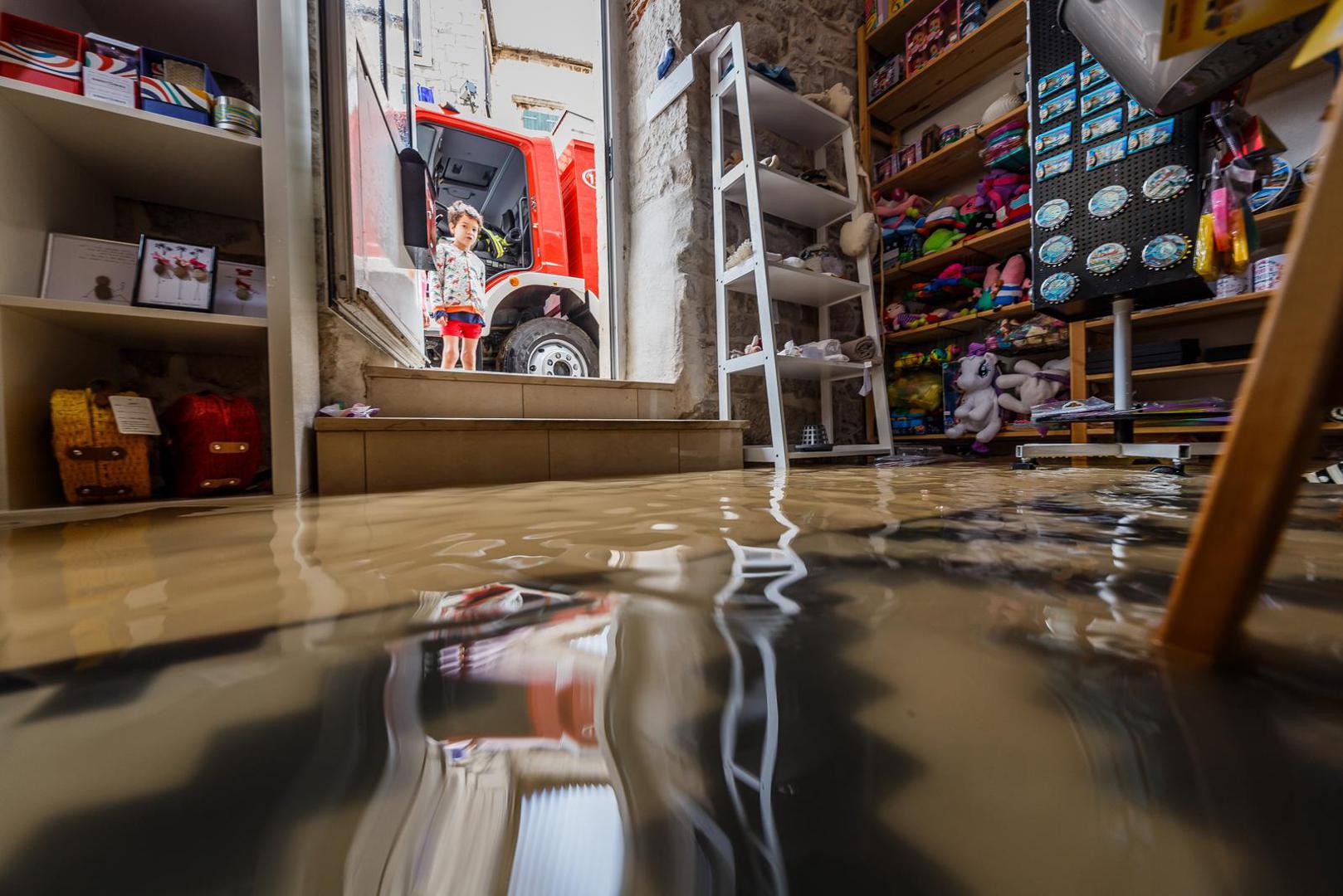 30.05.2022., Kastela - Tijekom jutra sire trogirsko i kastelansko podrucje zahvatilo je olujno nevrijeme s obilnom kisom, te su mnoge kuce i poslovni prostori poplavljeni. Photo: Zvonimir Barisin/PIXSELL