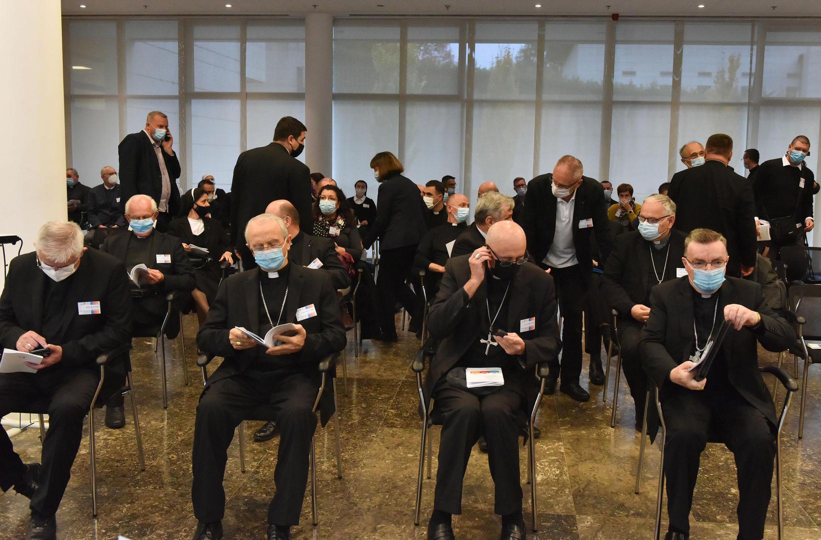 22.10.2021., Zagreb - Centar za promicanje socijalnog nauka Crkve organizirao je u ime Hrvatske biskupske konferencije dvodnevni 6. Hrvatski socijalni tjedan "Demografija–iseljavanje–migracije“. Tjedan je otvorio zagrebacki nadbiskup, kardinal Josip Bozanic; predsjednik HBK, nadbiskup Želimir Puljic i apostolski nuncij u RH, nadbiskup Giorgio Lingua.