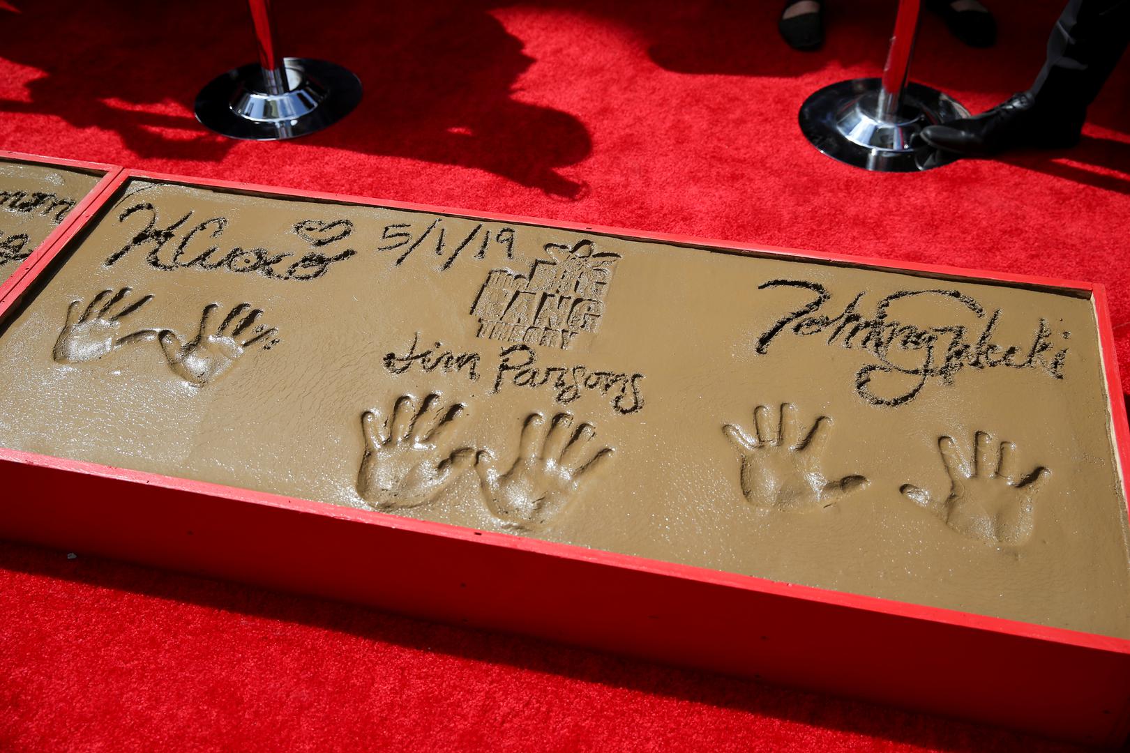 Johnny Galecki, koji u seriji glumi Leonarda, Jim Parsons (Sheldon Cooper), Kaley Cuoco (Penny), Simon Helberg (Howard Wolowitz), Kunal Nayyar (Raj Koothrappali), Mayim Bialik (Amy Farrah Fowler) i Melissa Rauch (Bernadette) svojim su otiscima na pločniku označili i kraj serije, čija je zadnja epizoda, a ukupno 279., snimljena dan ranije.  