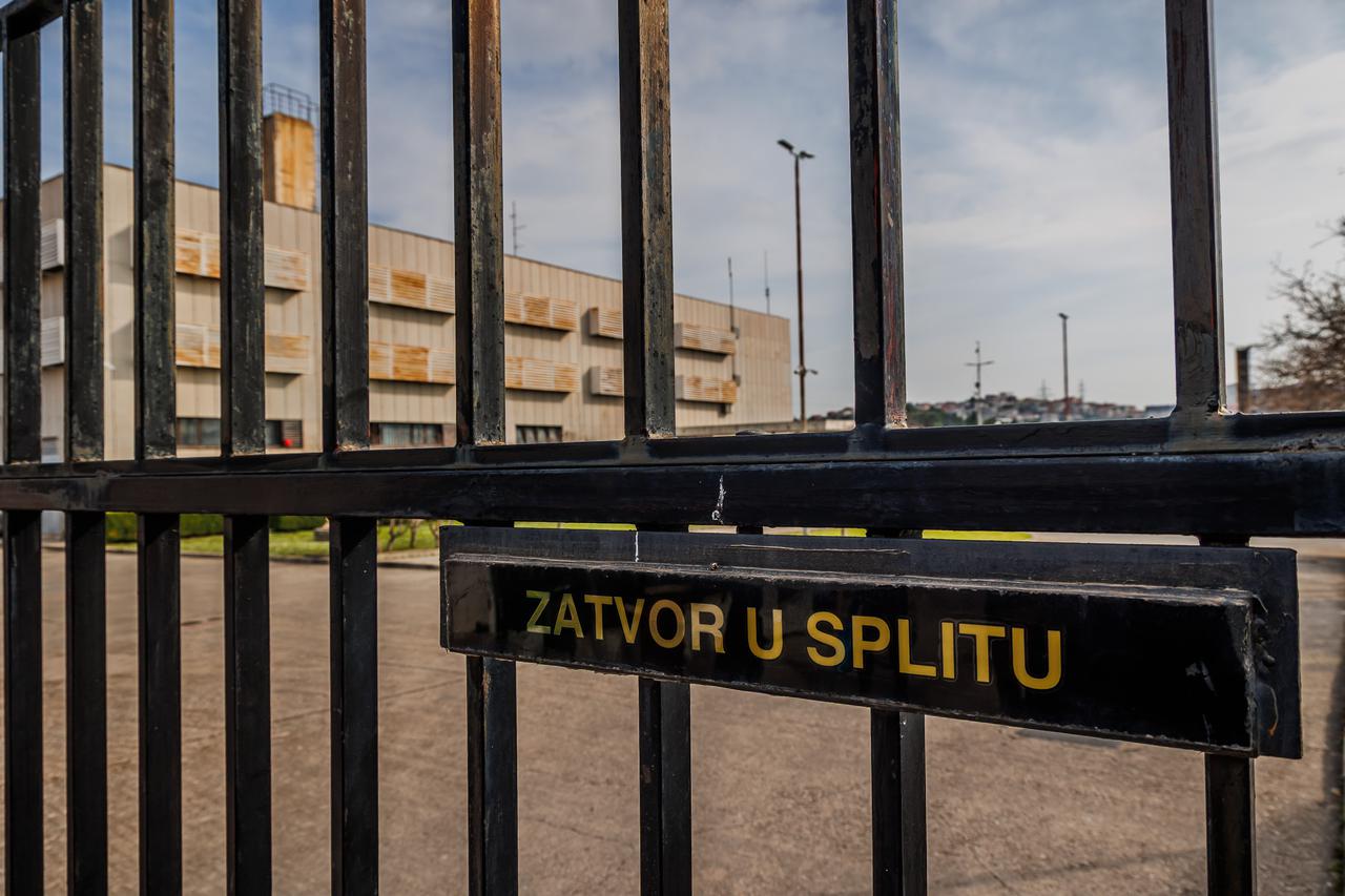 Split: Ispred splitskog zatvora na Bilicama održana konferencija za medije o jučerašnjem požaru