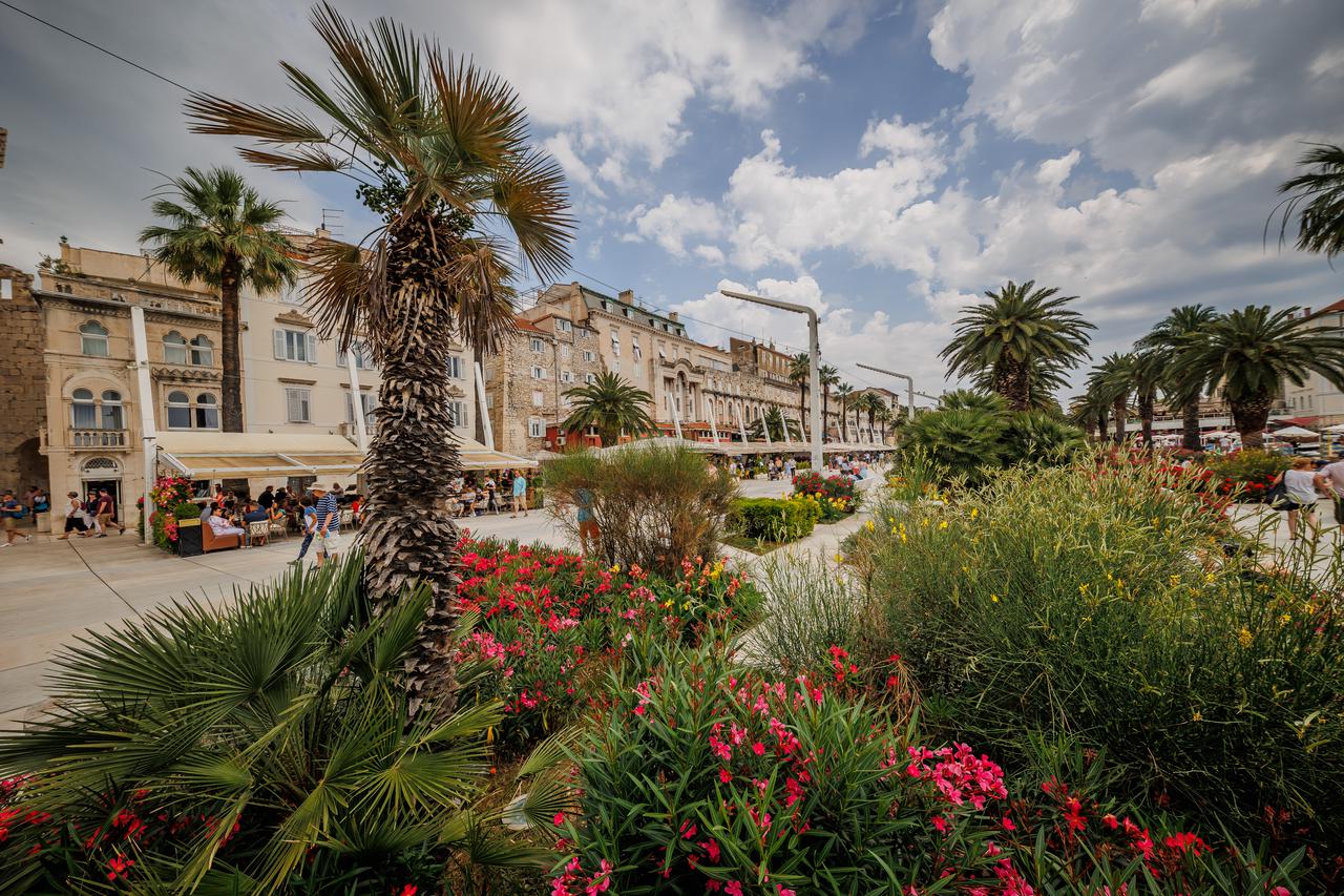 Veliki broj turista u obilasku centra Splita
