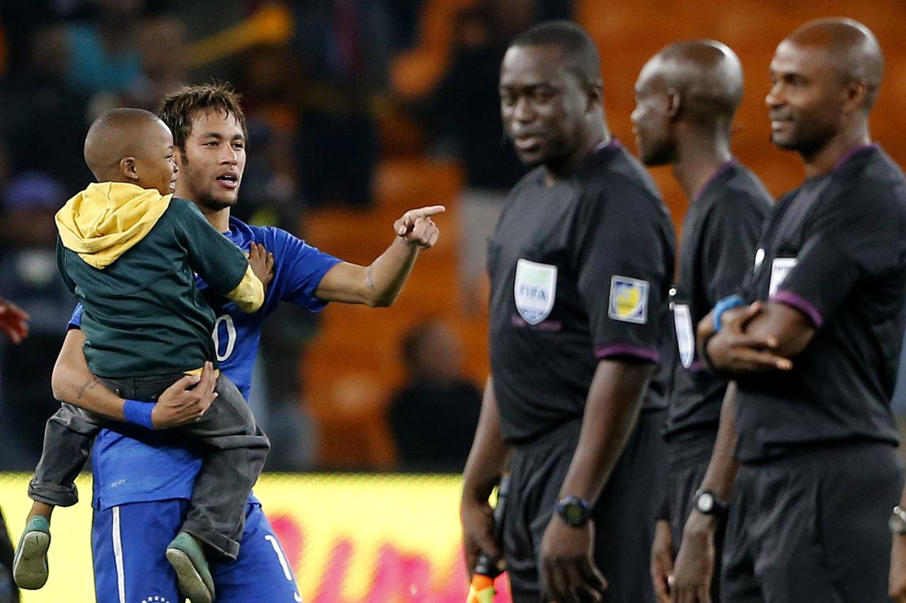 Neymar nosi dječaka u naručju