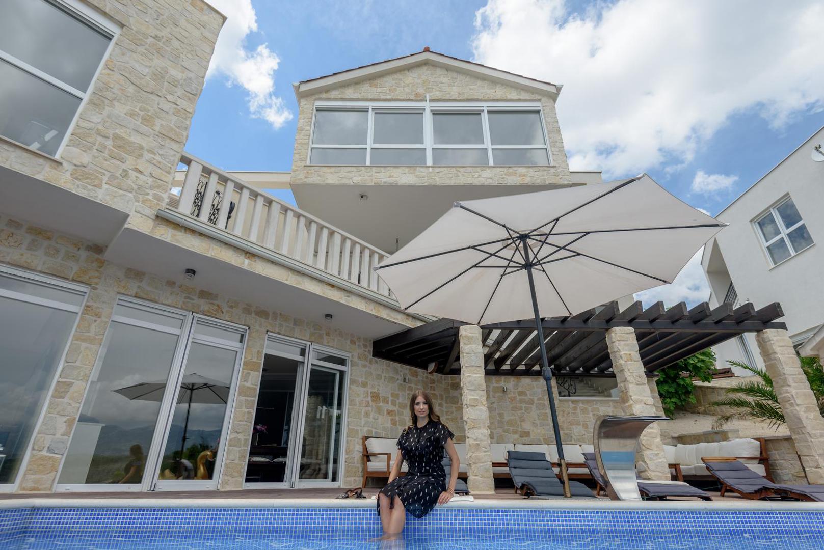 Njemačka nogometna legenda i svjetski prvak iz 2014. godine, Mats Hummels, već godinama spada među poznate sportaše koji ljeto rado provode na hrvatskoj obali.