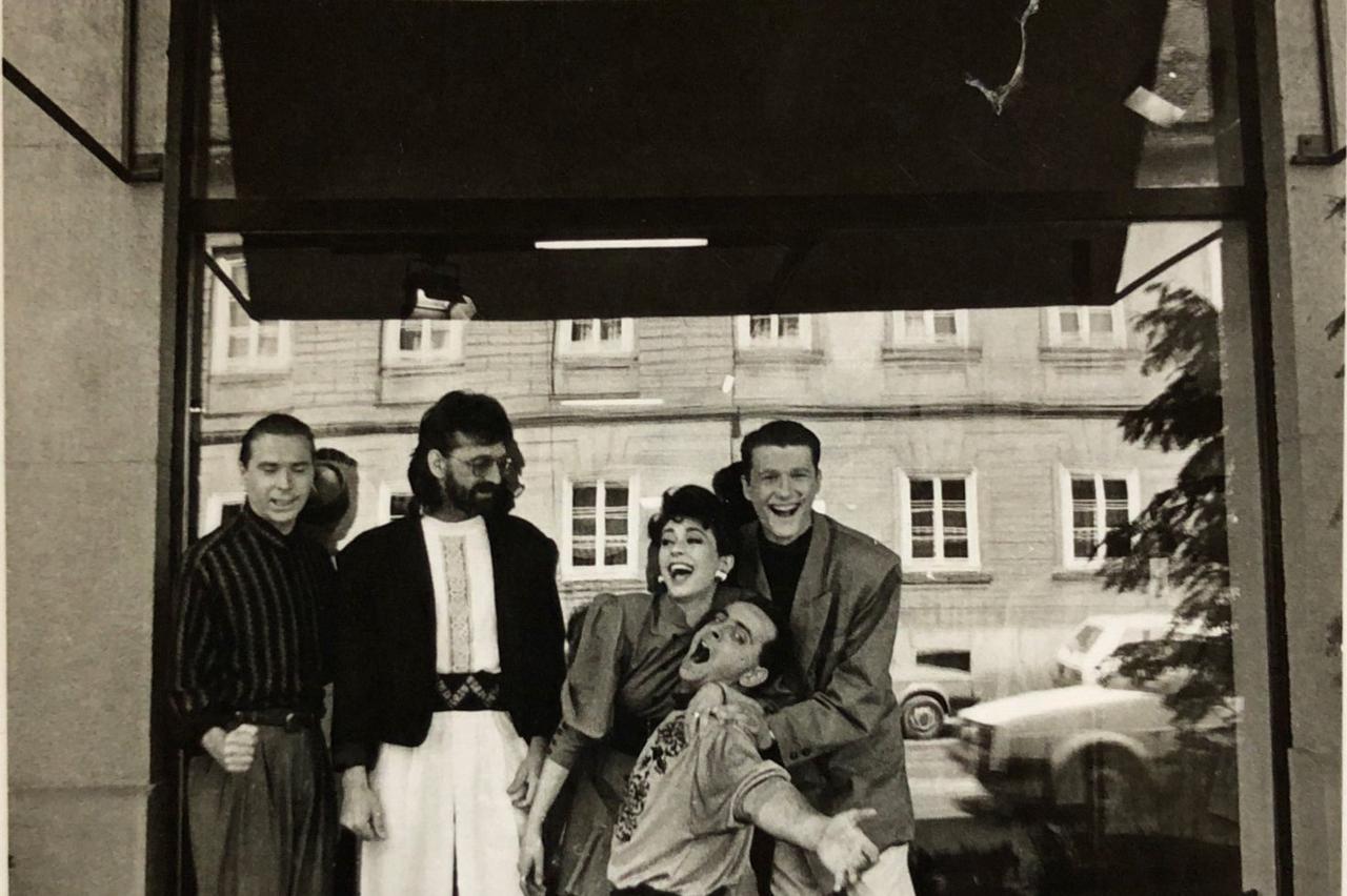 Grupa Riva ispred butika Tradate