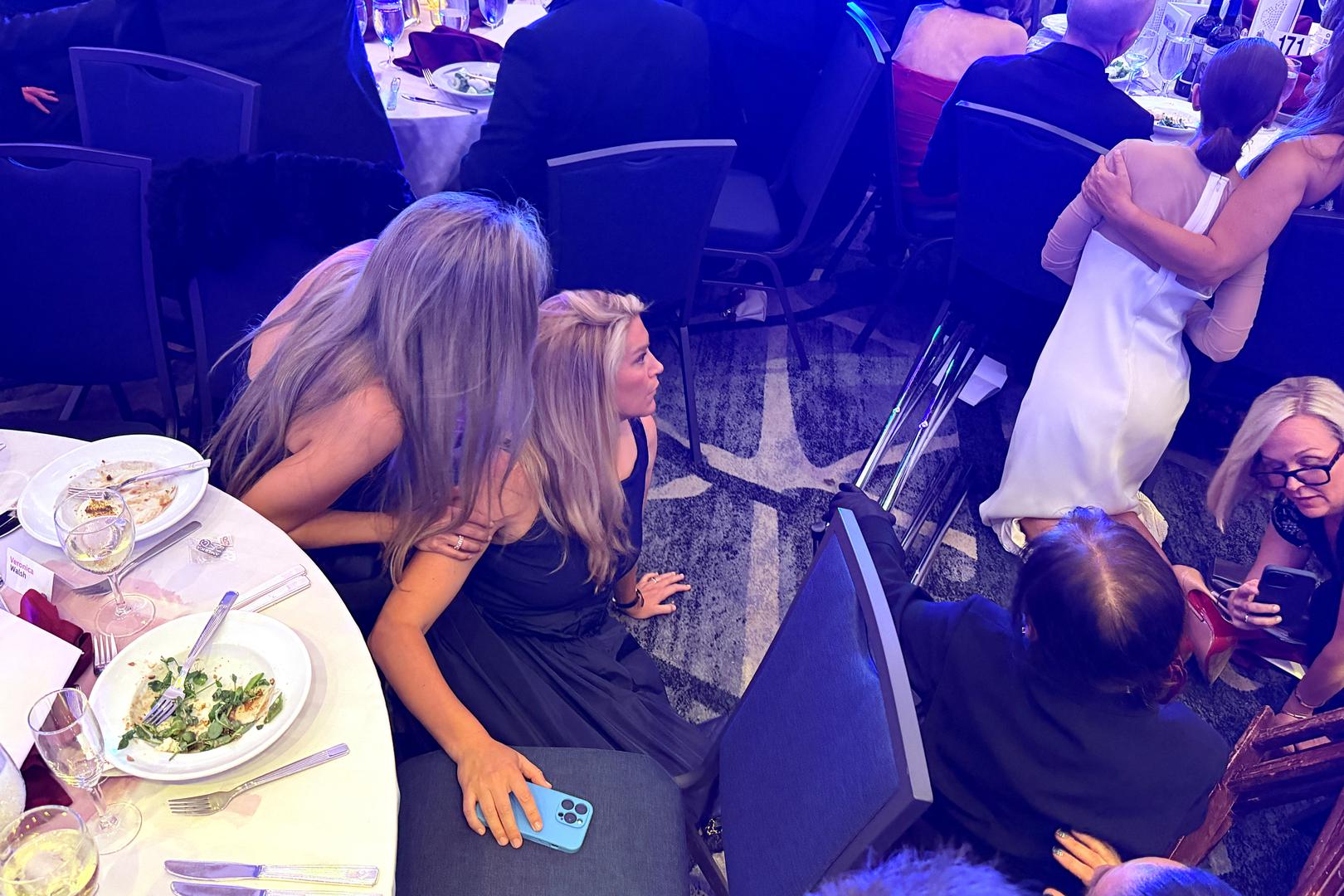 Fotografije koje su naknadno objavljene prikazuju upravo te trenutke – ljude zgrčene pod stolovima i rasute po podu, dok sigurnosne snage osiguravaju prostor.