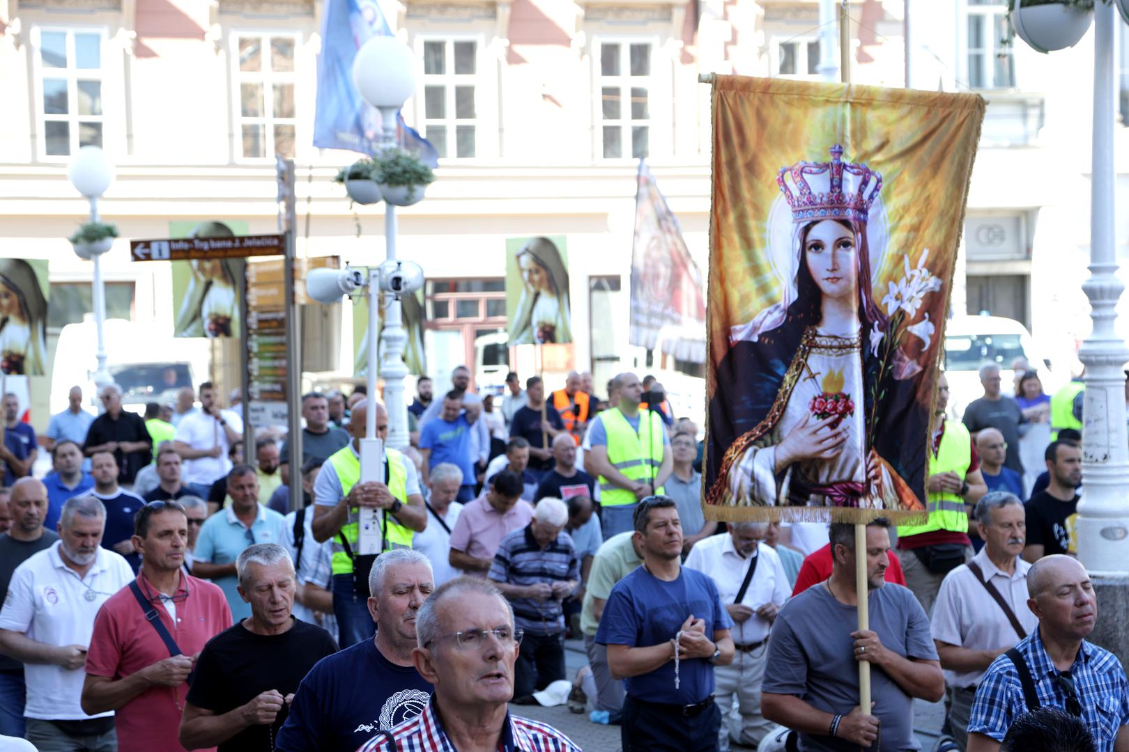 Već tradicionalno, na Trg bana Jelačića jutros je stigla i skupina građana koja je prosvjedovala protiv njihova okupljanja, s transparentima 'Više ljubavi, manje patrijarhata', 'Mi nismo krive za vaše grijehe' i 'Ustani za slobodu'.