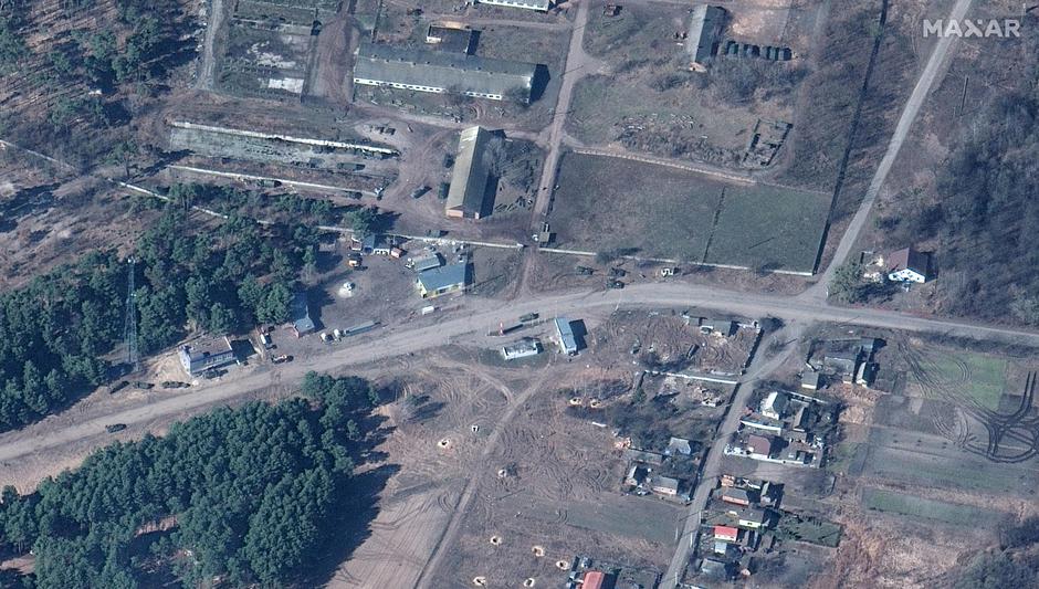 Satellite view of Russian self-propelled artillery near Berestyanka, Kyiv oblast