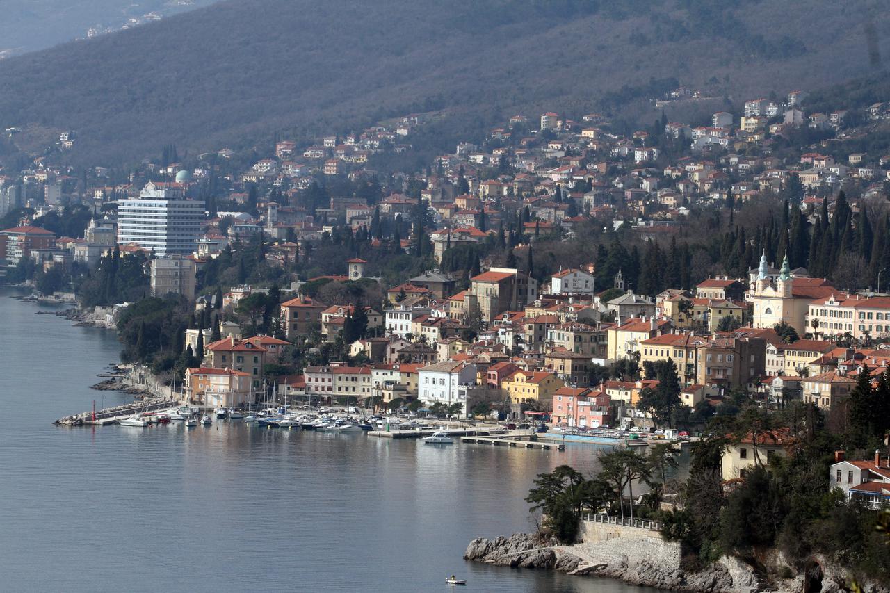 Opatija: Turisti prošetali suncem obasjanim turističkim centrom na Kvarneru