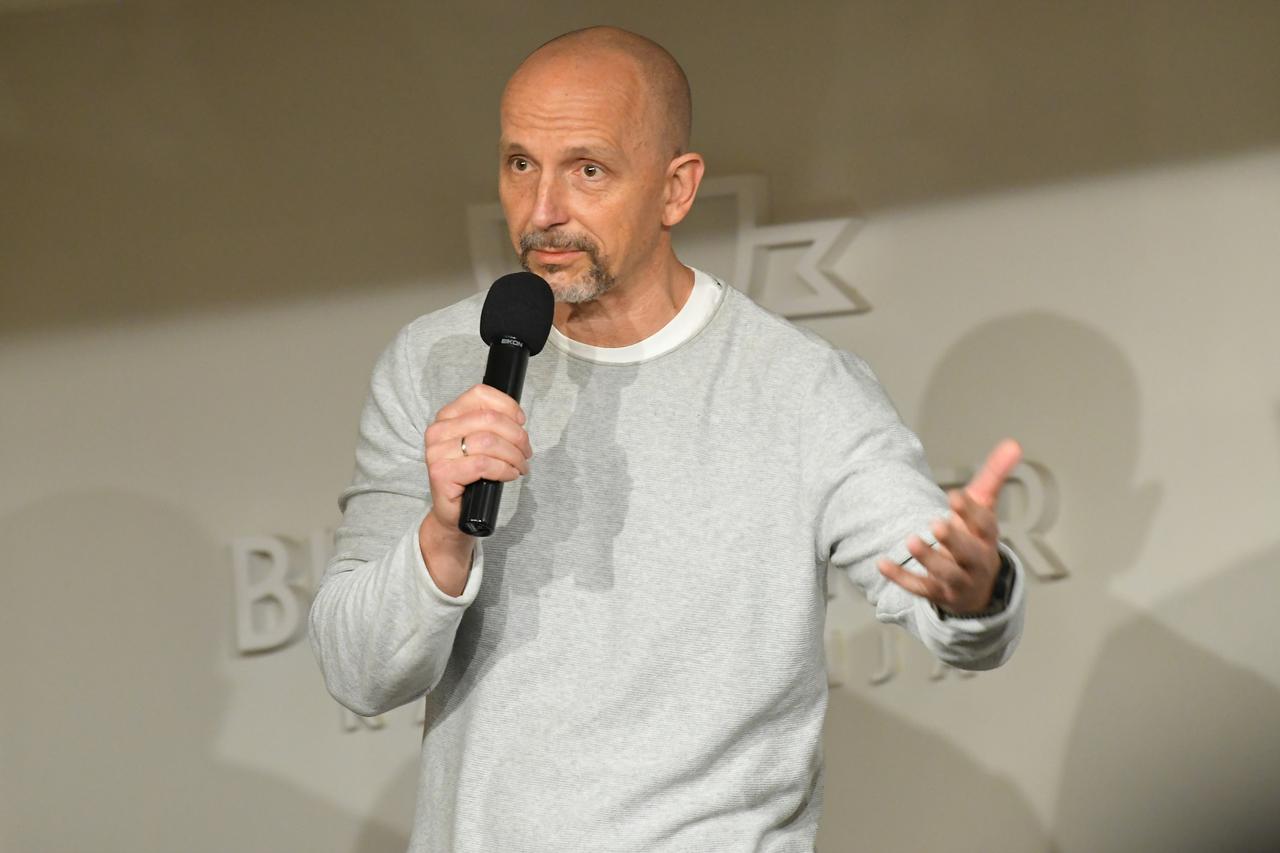 Beograd: Aleksandar Stanković  predstavio je svoju novu knjigu "F 32" u Knjižari Delfi SKC