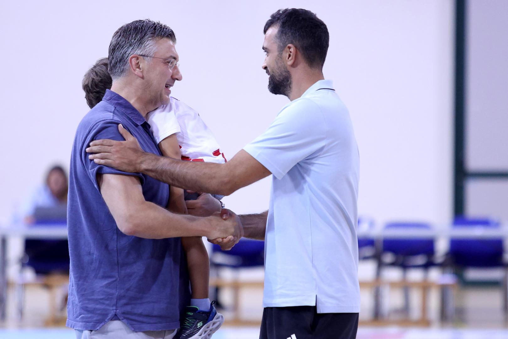 Jučer, 2. kolovoza premijer je svoje sinove odveo na prijateljsku utakmicu Muške seniorske košarkaške reprezentacije, Hrvatske protiv Ukrajine. Našeg premijera dugo nismo vidjeli u ovako opuštenom i ležernom izdanju. 