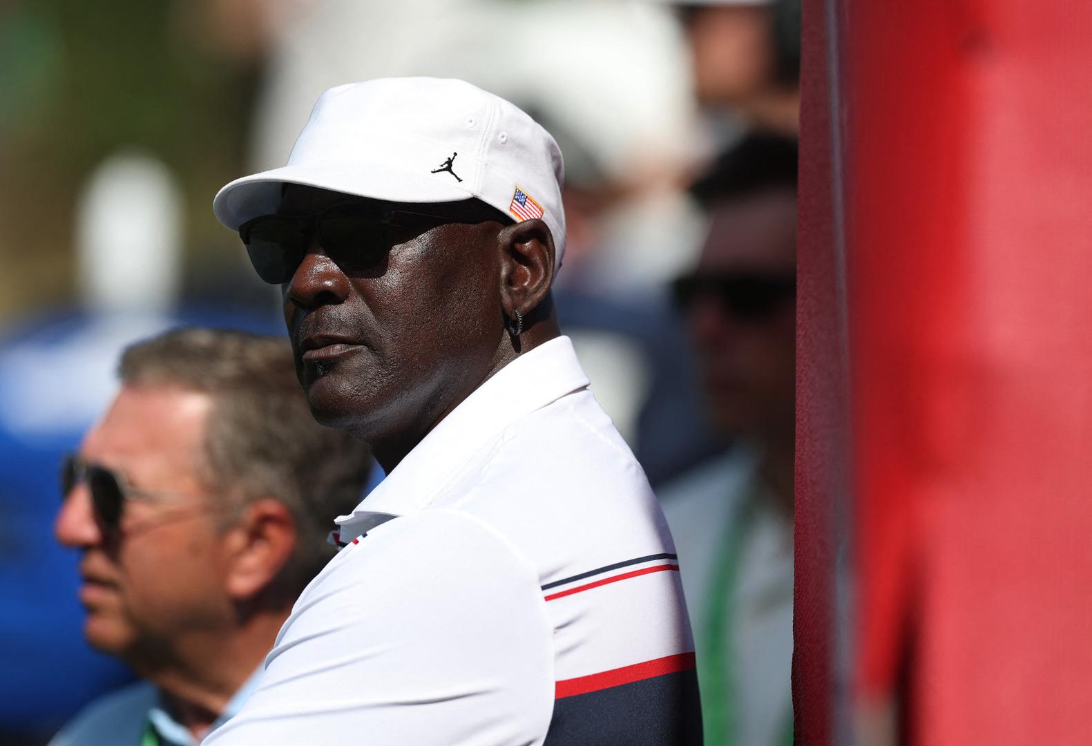 Legendarni NBA košarkaš i šesterostruki prvak s Chicago Bullsima. Njegova zarada kroz karijeru, posebno zahvaljujući poslovnom carstvu Jordan Brand, procjenjuje se na oko 4,5 milijardi dolara.