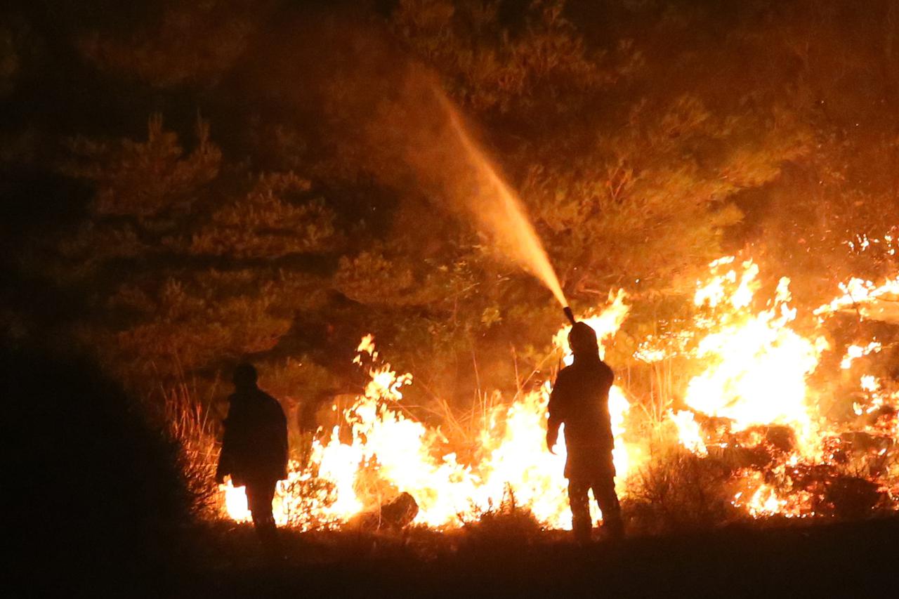 Premijer Andrej Plenković obišao je vatrogasce na požarišu iznad Podstrane