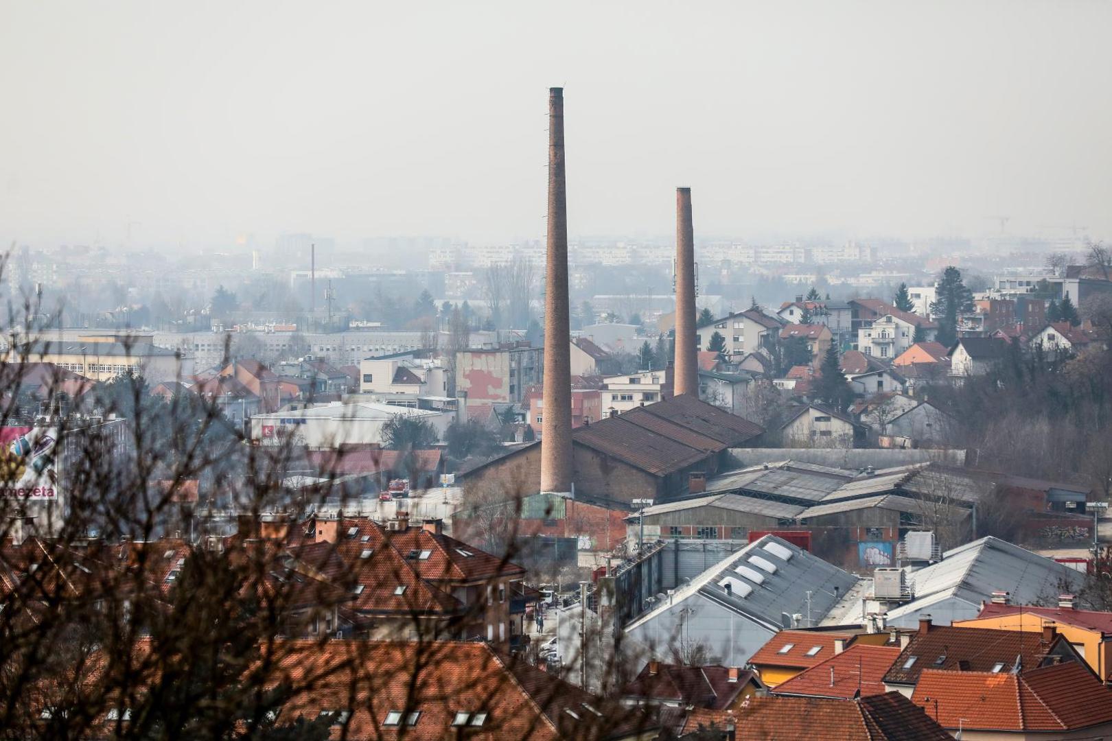 21..02.2021. Zagreb - Na lokaciji bivsih ciglana Zagreb, pored okretista tramvaja na Crnomercu nalazi se napusteni industrijski kompleks sa dva dimnjaka. Dimnjaci se nalaze na istocnom i zapadnom dijelu glavne zgrade s pecima za ciglu. Visina zapadnog dimnjaka je 49.8 m dok je visina istocnog dimnjaka 62.2 m. Uslijed potresa 22. ozujka i 29. prosinca 2020. dimnjaci su osteceni. Zbog ostecenja narusena im je stabilnoste te predstavljaju opasnost od djelomicnog ili cjelovitog rusenja zbog cega ce izvesti kontrolirano rusenje.

Photo:Emica Elvedji/PIXSELL