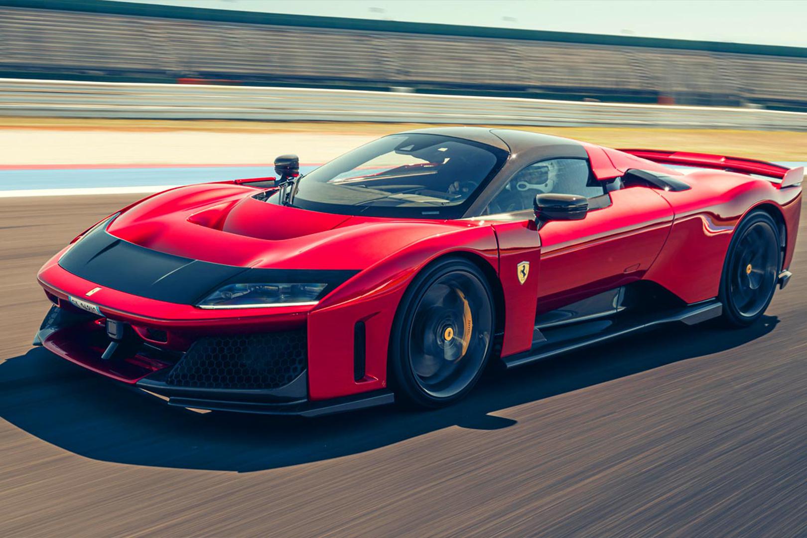 Ibrahimović si posljednjih nekoliko godina za svoj rođendan kupuje Ferrarije, te ih sada ima deset. U svojoj kolekciji skupocjenih automobila ima i četiri Porschea te Lamborghini.