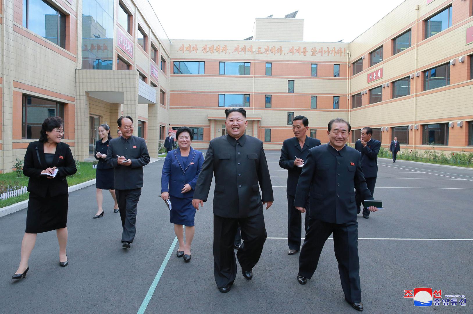 Prije desetak dana dobro raspoloženi Kim Jong-Un posjetio je i tvornicu obuće.  