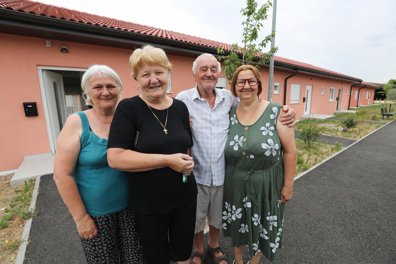 "Hvala Bogu, imamo sve. Kad se sjetim one četiri godine koliko sam bila u kontejneru... pune četiri! Ovdje je kao u hotelu", rekla je jedna od korisnica naselja za Pixsell.