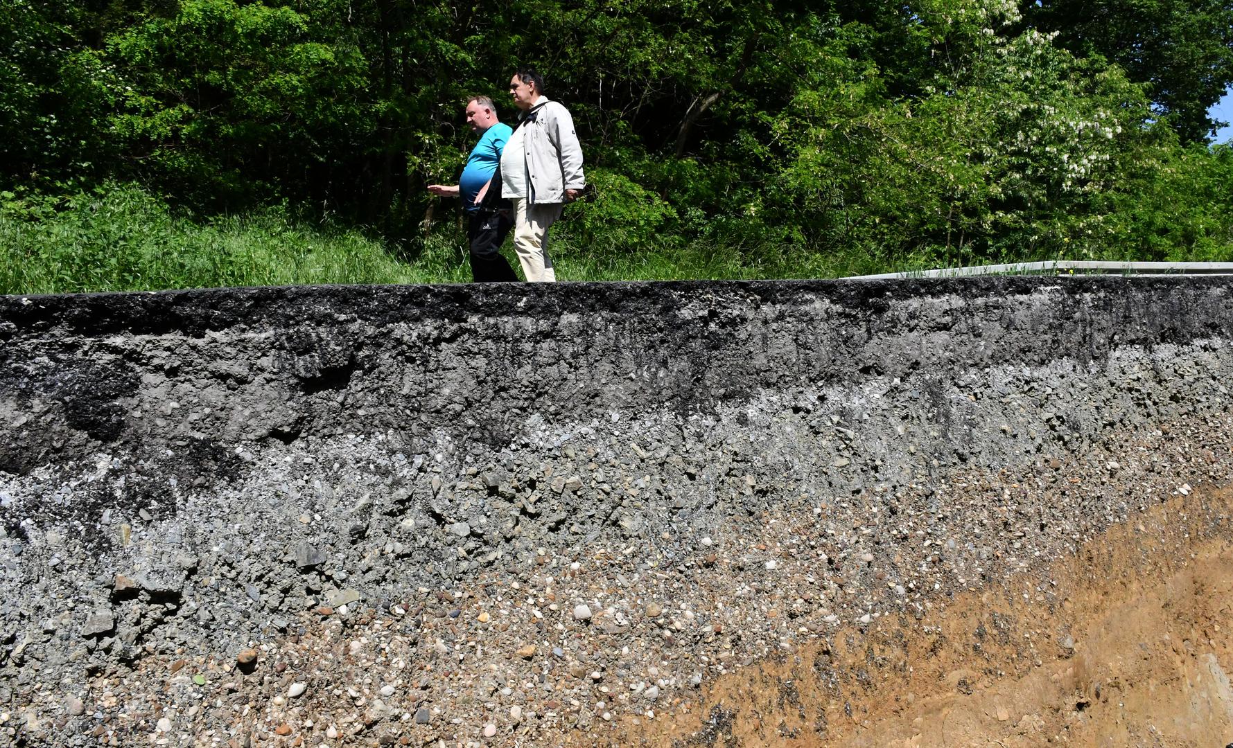 21.05.2023., Resetari - Ogromno kliziste pojavilo se na cesti kod sela Resetari koje se nalazi na zapadnom dijelu Brodsko-posavske zupanije. Radi se o dionici ceste koja povezuje Pozesku kotlinu s autocestom. Photo: Ivica Galovic/PIXSELL