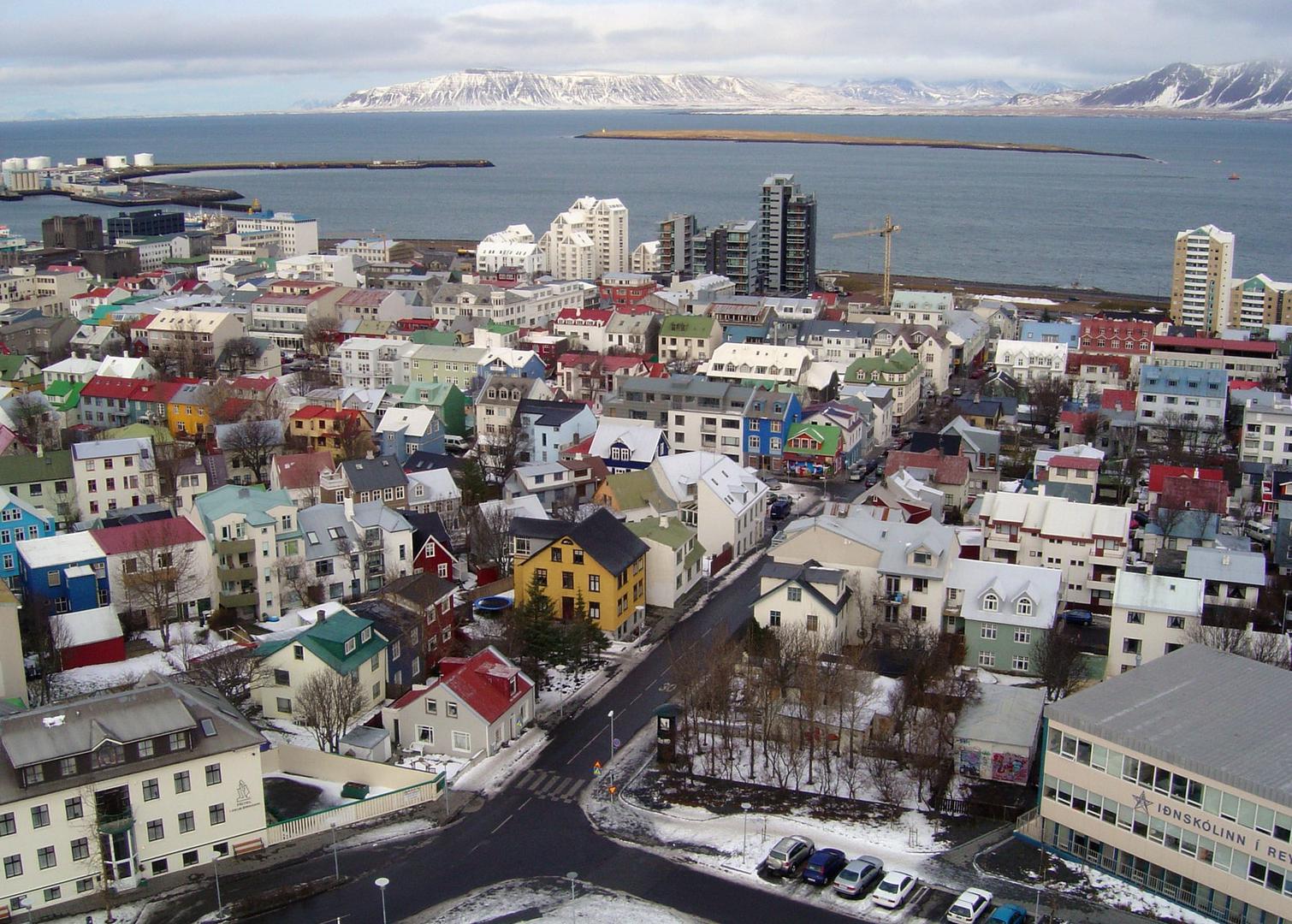 1. Island.
Island se nalazi na prvom mjestu i prema Global Peace Indexu zauzima prvo mjesto u svijetu. Na toj se poziciji nalazi već 19. godinu zaredom. Zemlja se ističe vrlo niskom stopom kriminala, nepostojanjem vojske te snažnim društvenim povjerenjem. Glavni grad Reykjavík posebno se ističe kao vrlo siguran grad, kako za obitelji i žene, tako i za samostalne putnike. Island također karakteriziraju visoka razina rodne ravnopravnosti i minimalna razina organiziranog kriminala.