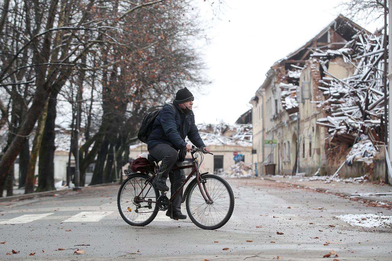 Razrušen, snijegom i ledom okovan centar Petrinje