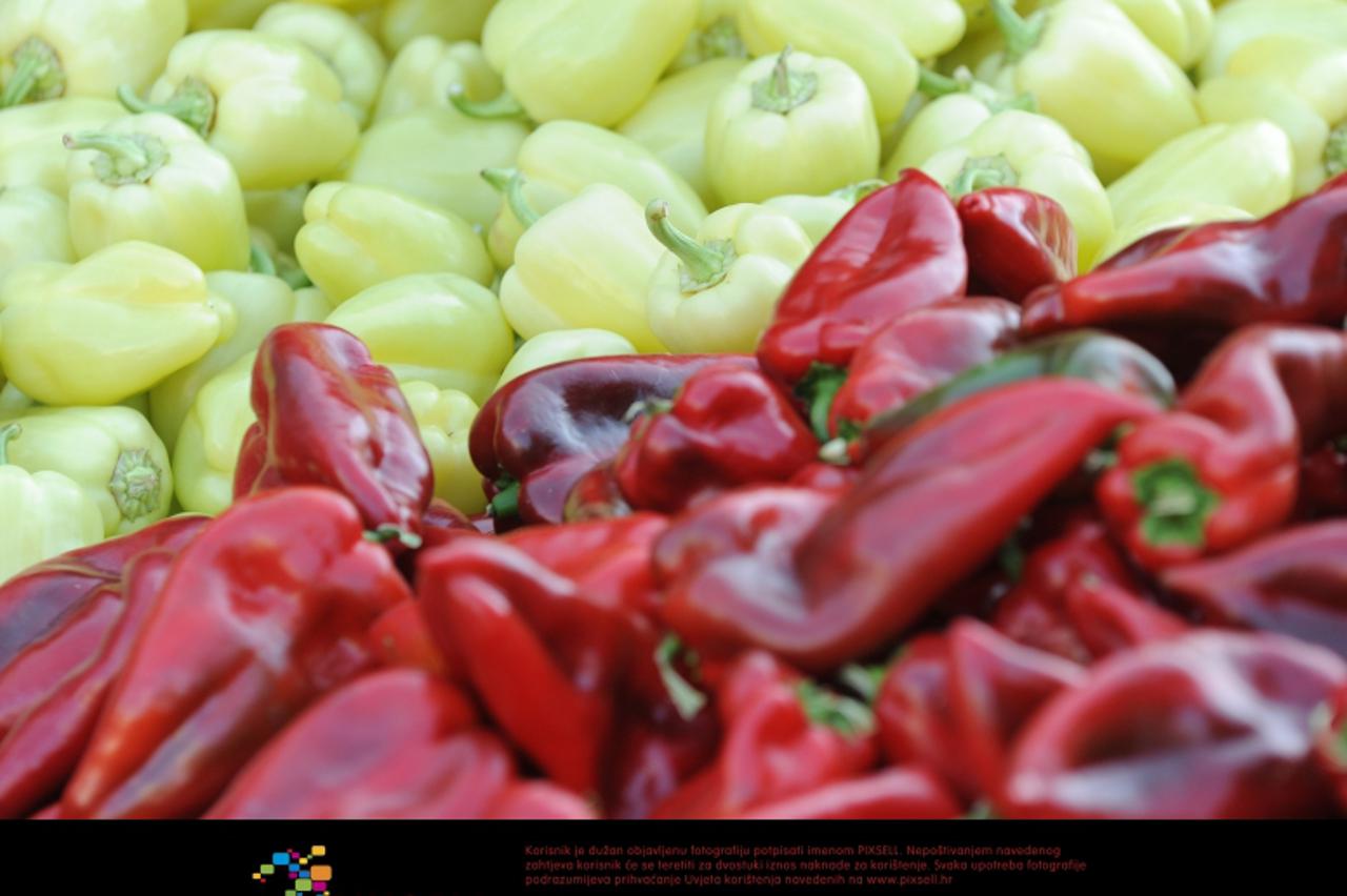 '24.08.2012., Sibenik - Raznovrsna i bogata ponuda na trznici privukla brojne kupce. Paprika. Photo: Hrvoje Jelavic/PIXSELL'