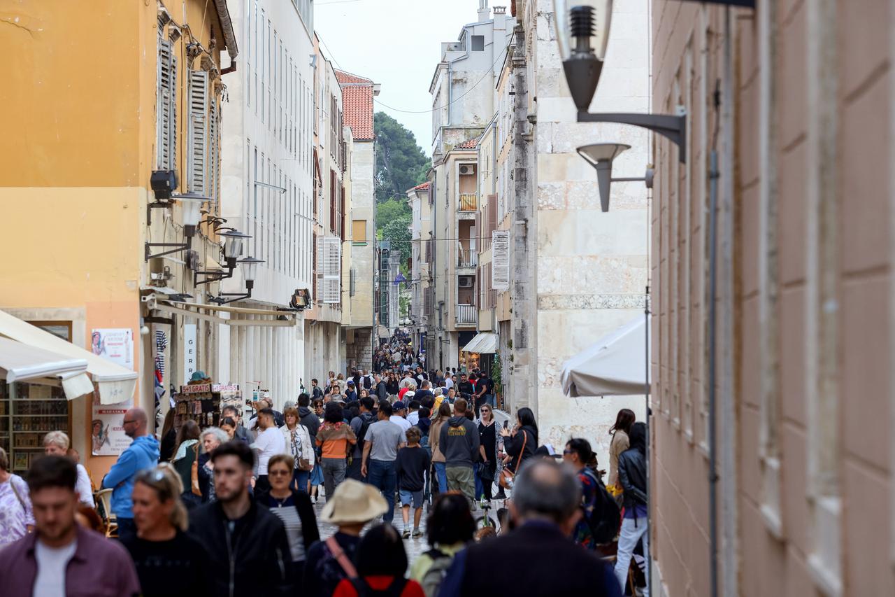 Zadar: Oblačno vrijeme s povremenom kišom nije spriječilo turiste da prošetaju gradom