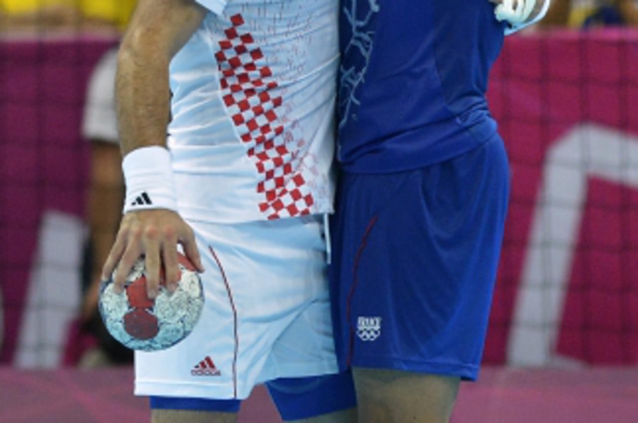 'France\'s pivot Didier Dinart (R) is congratulated by Croatia\'s centreback Ivano Balic (L) at the end of the men\'s semi-final handball match France vs Croatia for the London 2012 Olympics Games on 