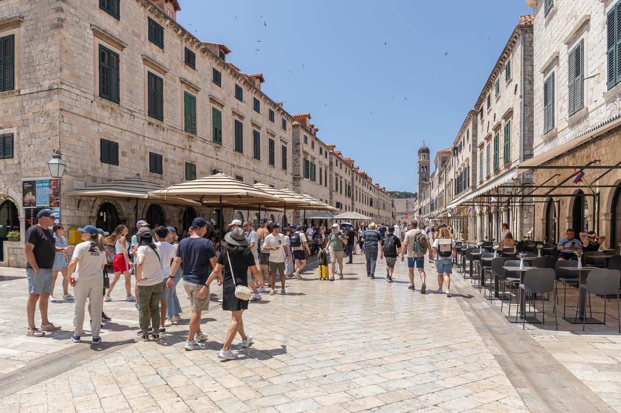 Dubrovnik:  Pune plaže i turističke gužve u gradu