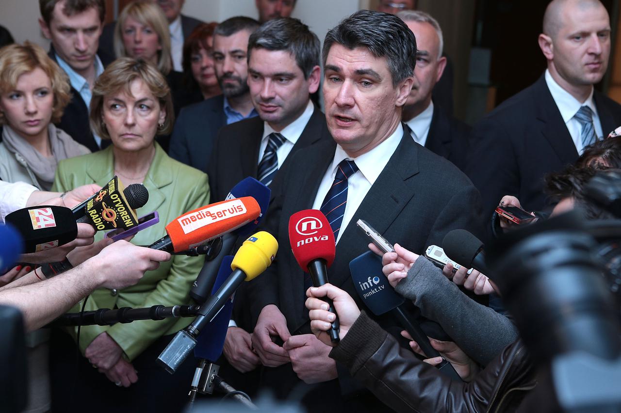 03.04.2014., Zagreb - Predsjednici stranaka Kukuriku koalicije predali su danas DIP-u kandidacijsku listu za izbore za Europski parlament. Vesna Pusic, Zoran Milanovic.  Photo: Patrik Macek/PIXSELL