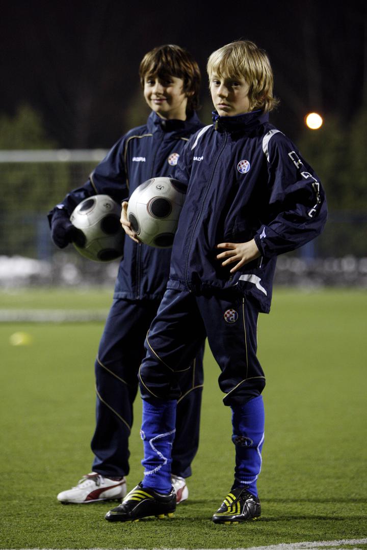 Davor Lovren brat je poznatijeg Dejana, a nakon Dinama nastupao je za njemačku Fortunu iz Düsseldorfa, Slaven Belupo, Jarun i Kustošiju