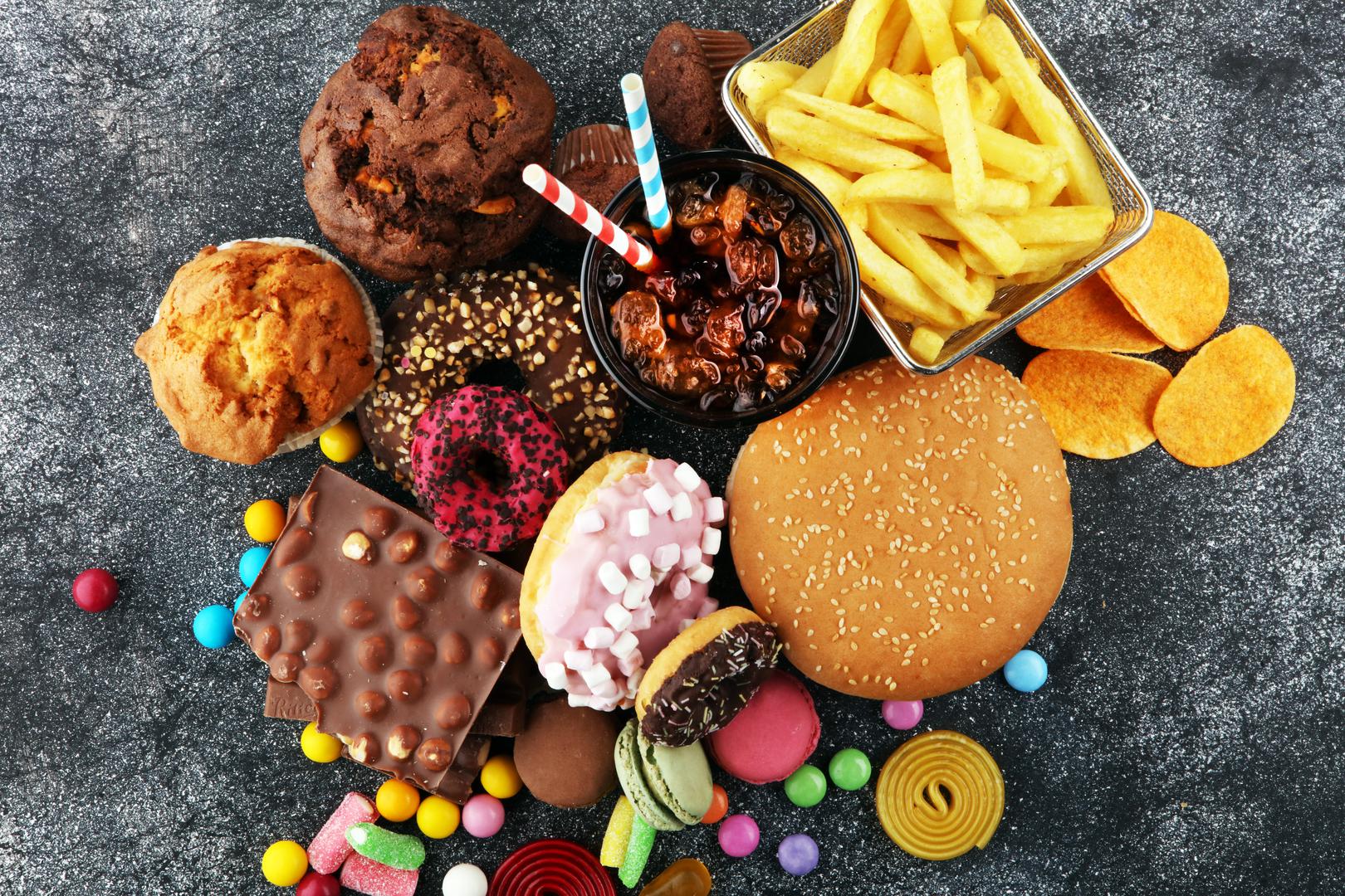 Budući da se rizik od visokog kolesterola može još više povećati kada se obiteljska povijest visokog kolesterola kombinira s nezdravim načinom života, umirujuće je znati da možete poduzeti jednostavne korake za održavanje razine kolesterola pod kontrolom pravilno se hraneći. Ovo je šest prehrambenih navika kojih se morate pridržavati kako biste bili što zdraviji, piše Eat This Not That.