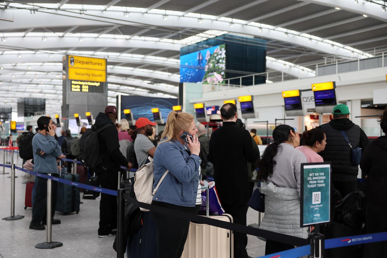 Aerodrom Heathrow bio je prinudno zatvoren nakon požara na obližnjoj električnoj trafostanici