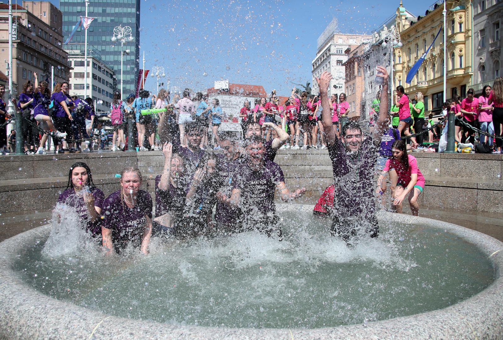 25.05.2022., Zagreb - Brojni maturanti u gradu obiljezavalju kraj svog srednjoskolskog obrazovanja pjesmom i nezaobilaznim kupanjem u fontanama. Photo: Sanjin Strukic/PIXSELL