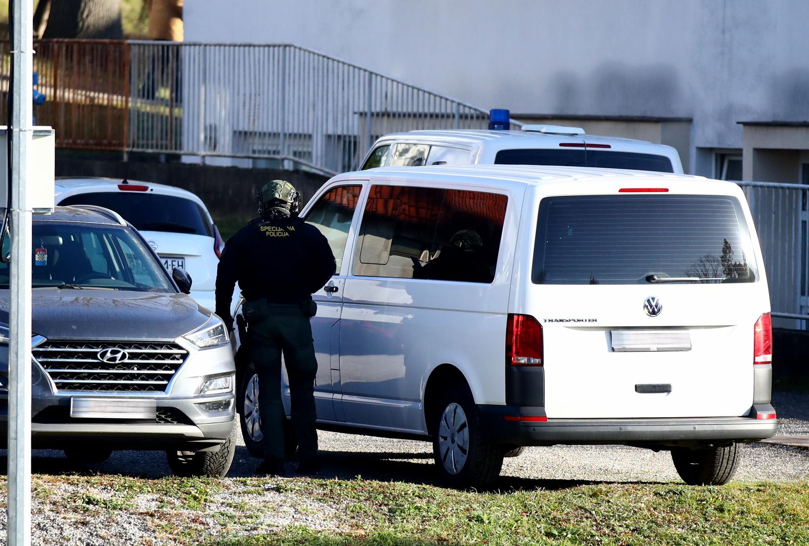 Prije svog uhićenja bio je vođa klana poznatog kao "Zagrebački Srbi" ili "Bratva", a na društvenim mrežama mogu se pronaći fotografije Milakovića kako s tri prsta pozira pred Eiffelovim tornjem kao pripadnici Zemunskoga klana nekoć.