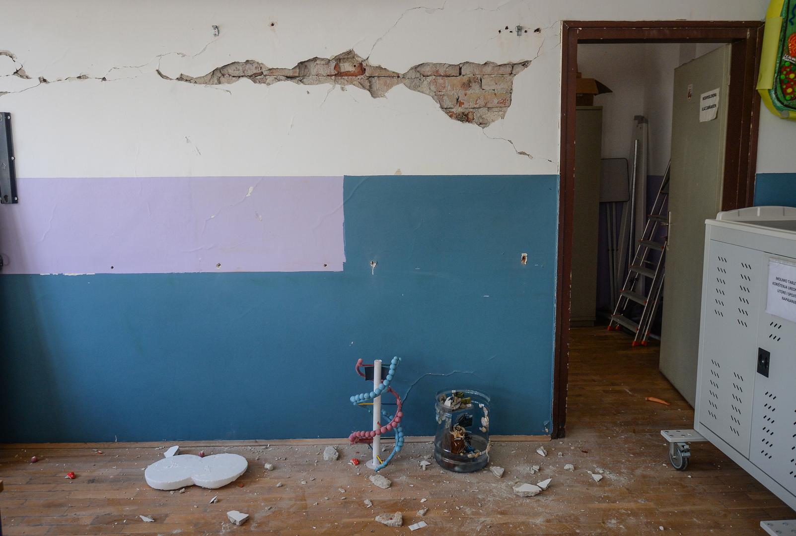 06.05.2020., Zagreb - Roditelji djece iz OS Bukovac napravili su peticiju koja je prikupila 2700 potpisa u samo nekoliko dana. Skola je jako ostecena u potresu i djeca na jesen nece imati gdje na nastavu. Umjesto da se steta sanira i skola zakrpa, traze da se zgrada srusi i digne nova po projektu kojeg vec imaju. Photo: Marko Prpic/PIXSELL