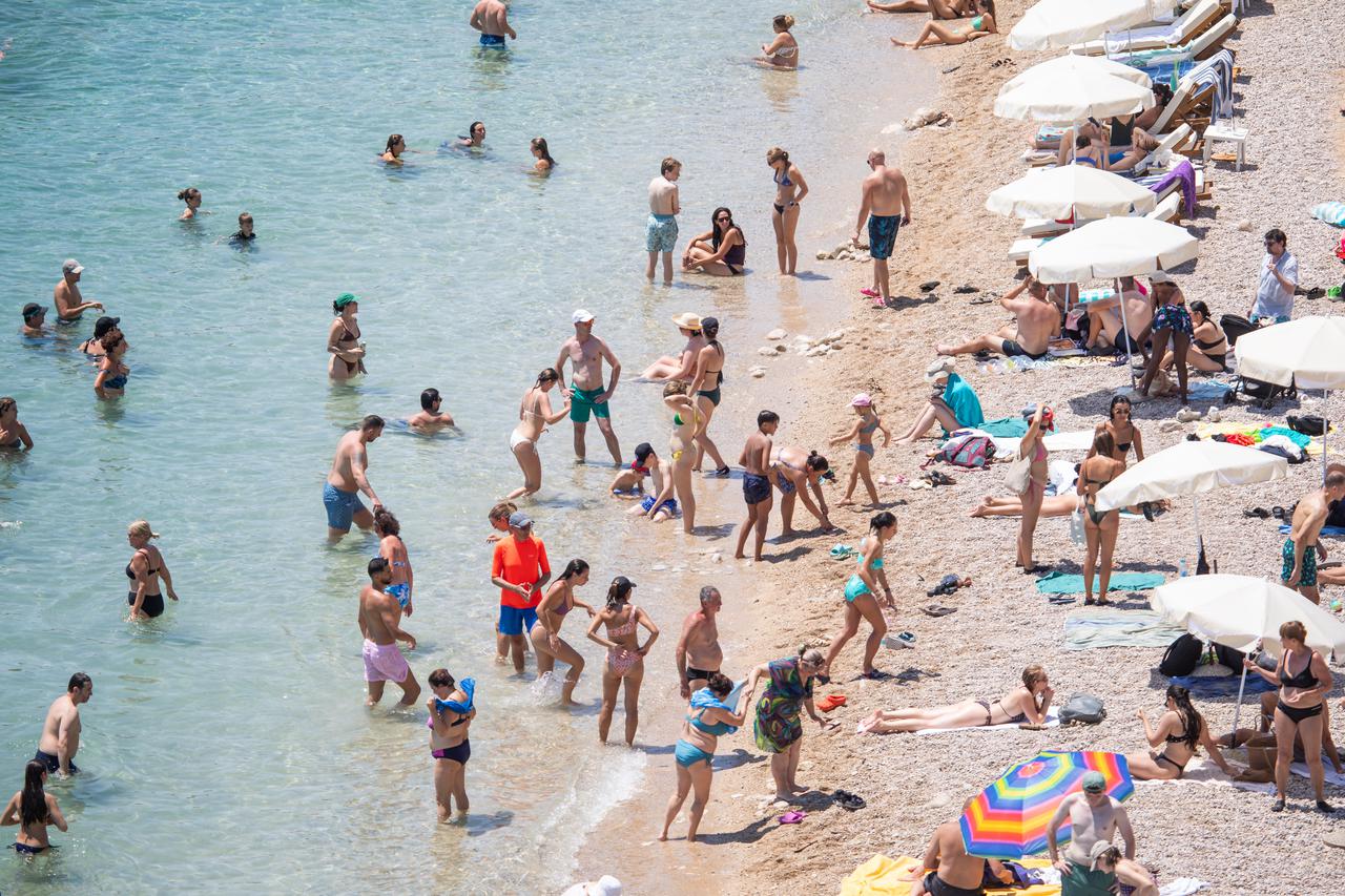 Dubrovnik: Turisti spas od vrućina potražili u moru 
