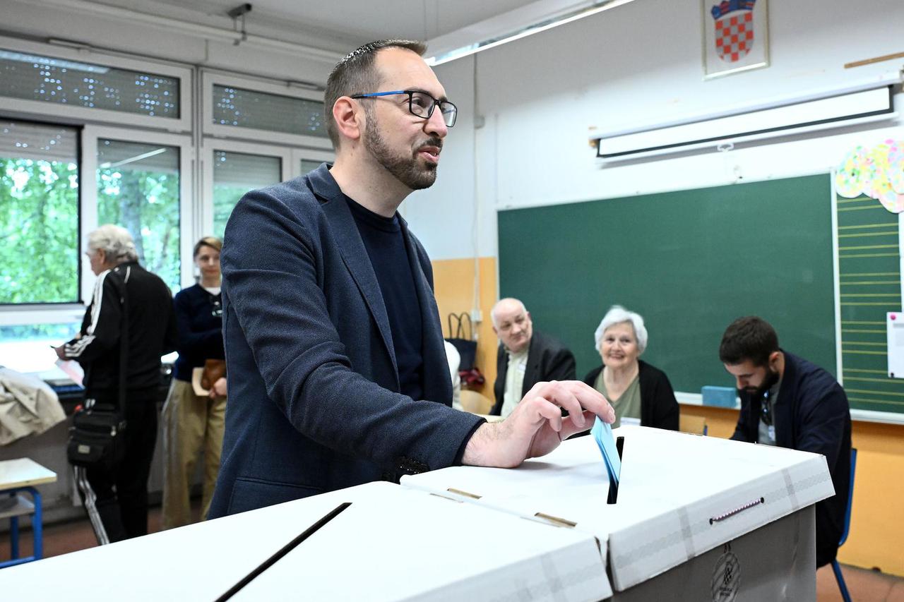 Zagreb: Kandidat za gradonačelnika Tomislav Tomašević glasovao na lokalnim izborima