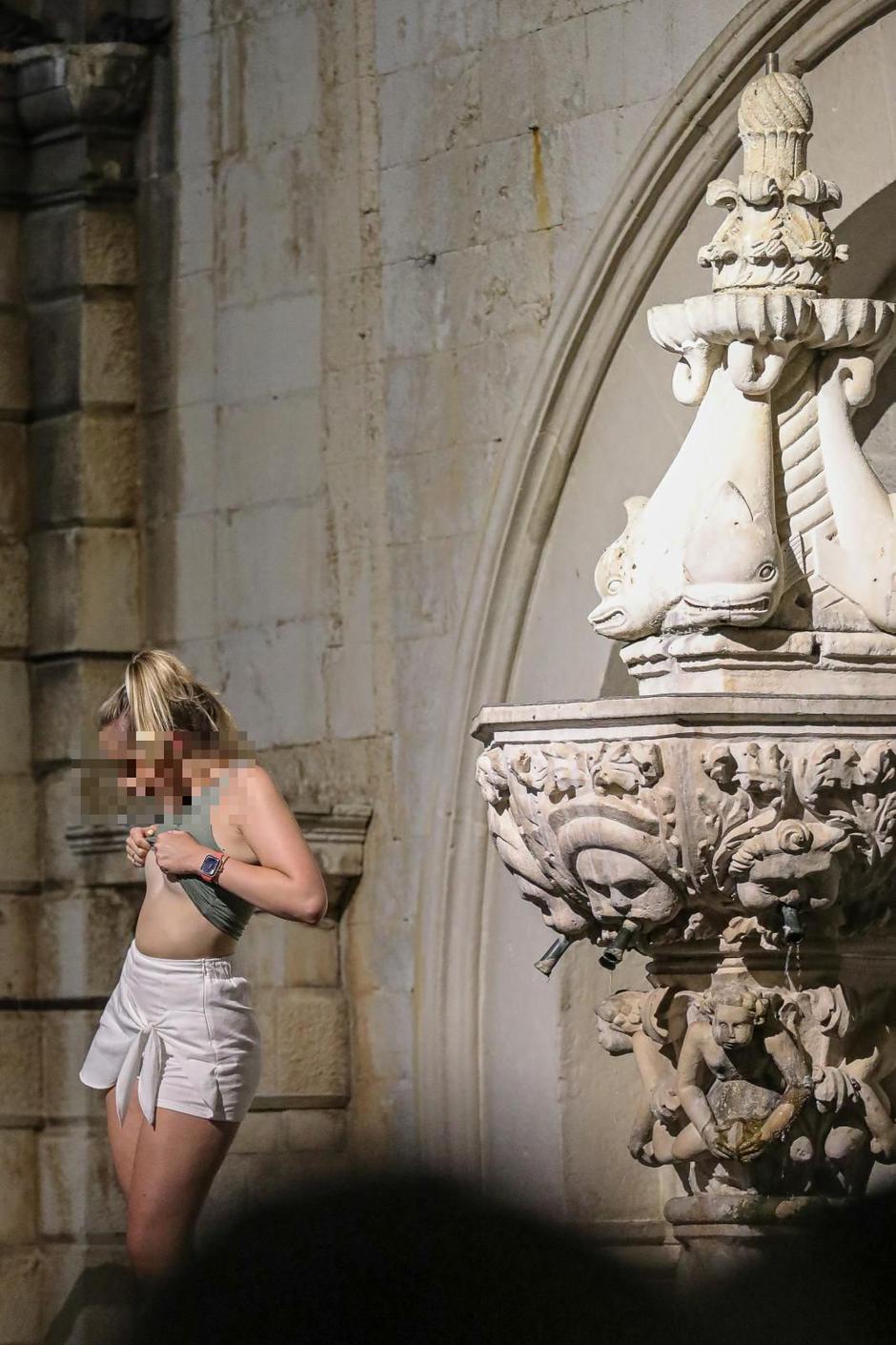 Djevojka pokazivala grudi na fontani u Dubrovniku