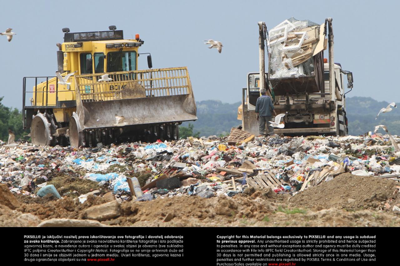 '16.05.2013., Karlovac - Odlagaliste smeca na Ilovcu u fazi je sanacije. Deponij je sa suradnicima obisao gradonacelnik Karlovca Damir Jelic.  Photo: Kristina Stedul Fabac/PIXSELL'