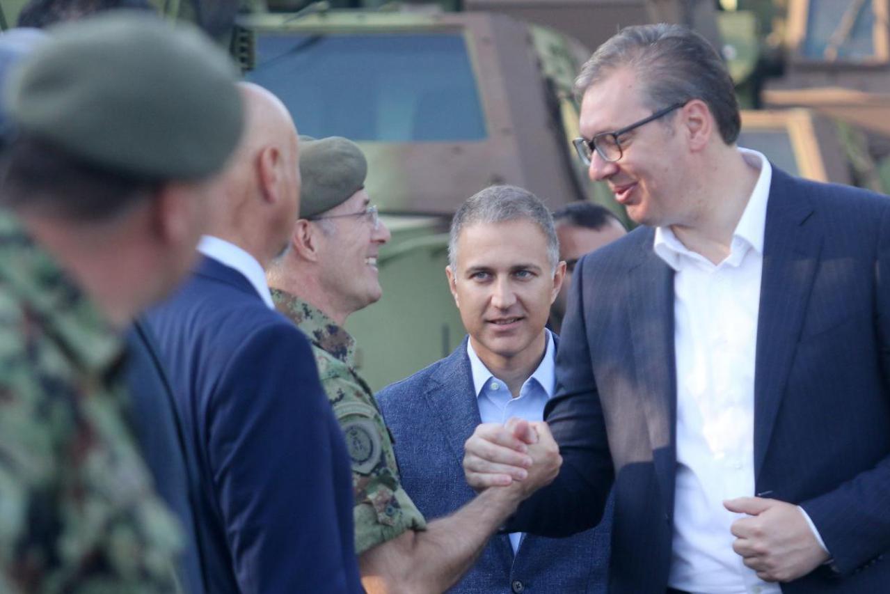 Beograd: Aleksandar Vučić obišao prikaz sredstava naoružanja i vojne opreme