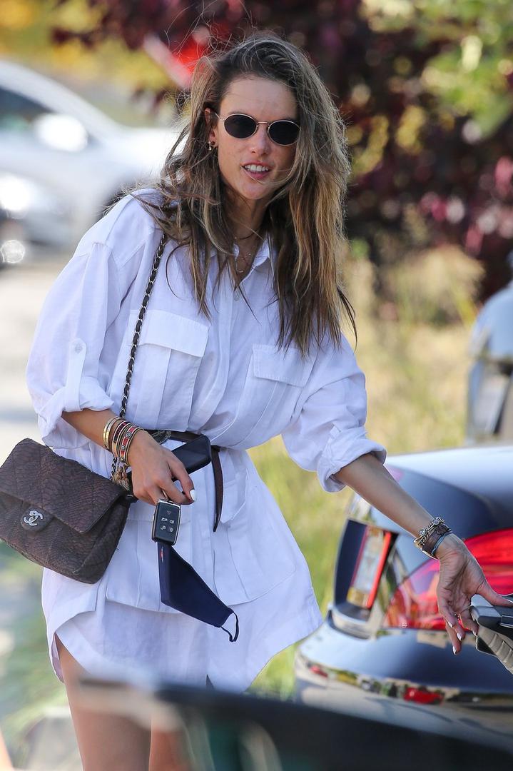 Na nogama je imala sandalice koje je uskladila s Chanel torbicom. Riječ je o klasičnoj Chanel flap bag modelu koji se izrađuje se od raznih materijala, od tvida do janjeće kože, a najskuplje su od kože pitona. Cijenu određuje veličina torbe, a ovom modelu cijena je viša od 30.000 kn.