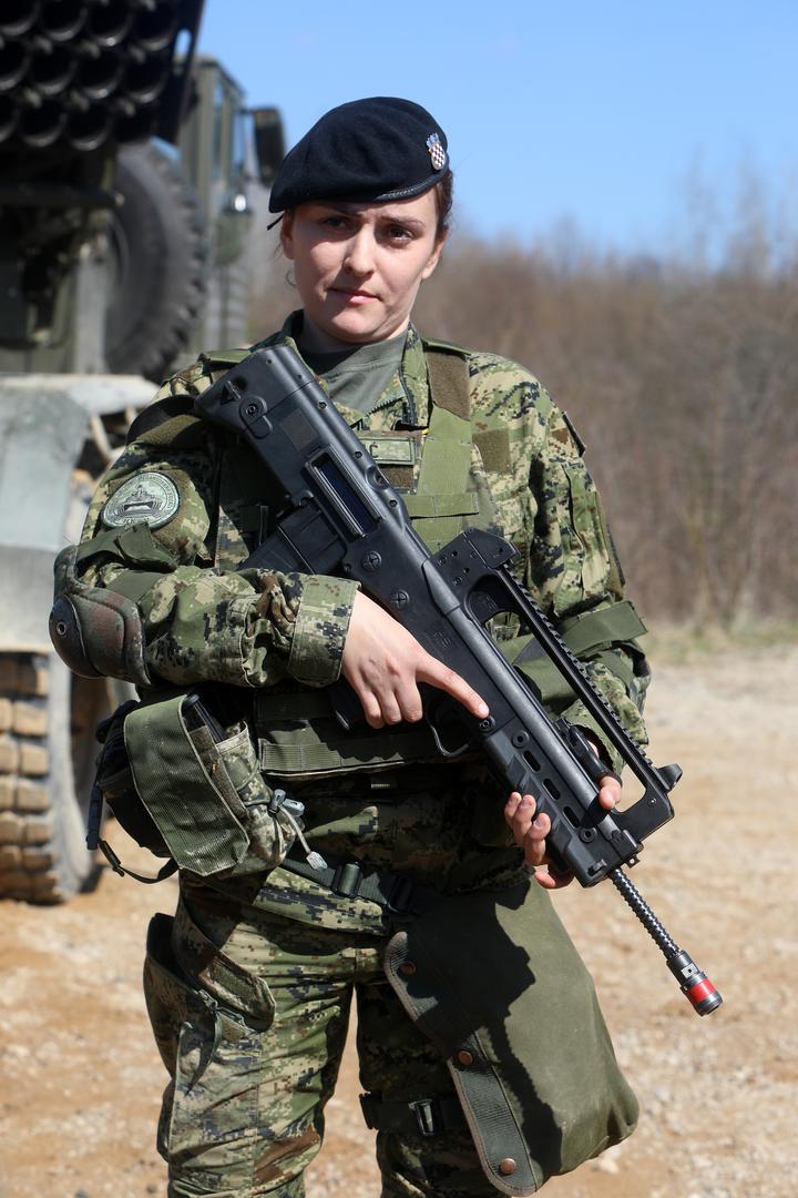 21.04.2021., Slunj - Na vojnom poligonu "Eugen Kvaternik" na Slunju odrzan je prvi dio vojne vjezbe "Stabilnost 21/1", koja se provodi u okviru "Hrvatskog bedema 1991.-2021.", niza vojnih vjezbi povodom 30. obljetnice Hrvatske vojske. Na poligonu u Slunju provodi se ocjenjivanje snage 8. hrvatskog kontingenta za sudjelovanje u NATO aktivnosti ojacane prednje prisutnosti (Enhanced Forward Presence – eFP) u Republici Poljskoj.Nositelj vojne vjezbe je Hrvatska kopnena vojska,  sudjeluje do 400 pripadnika Hrvatske kopnene vojske, Hrvatskog ratnog zrakoplovstva, Zapovjednistva za potporu, Vojne policije i Zapovjednistva za kiberneticki prostor.  Andjela Curic clanica pripadnica kontigenta.Photo: Kristina Stedul Fabac/PIXSELL