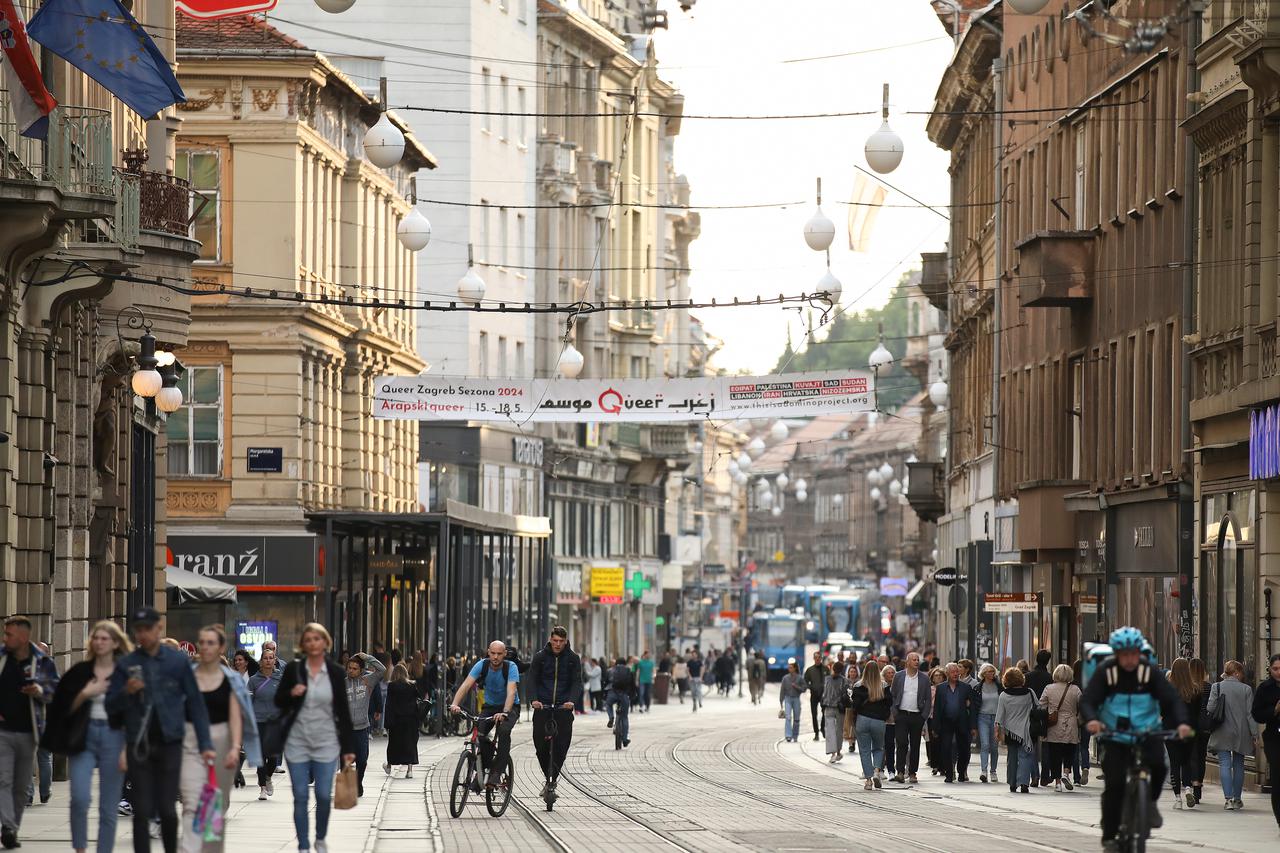 Zagreb: Sunčano poslijepodne ljudi iskoristili za šetnju gradom