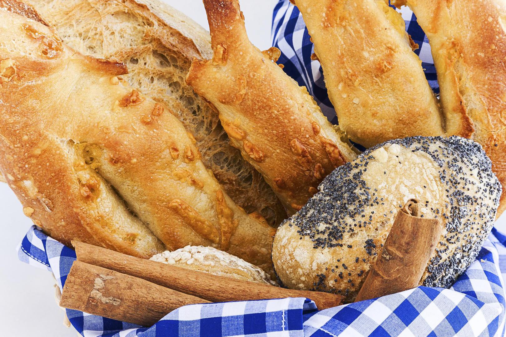 Šnitu kruha umočite u jabučni ocat i stavite na stopalo i omotajte folijom i držite tako kao oblog tijekom noći. 