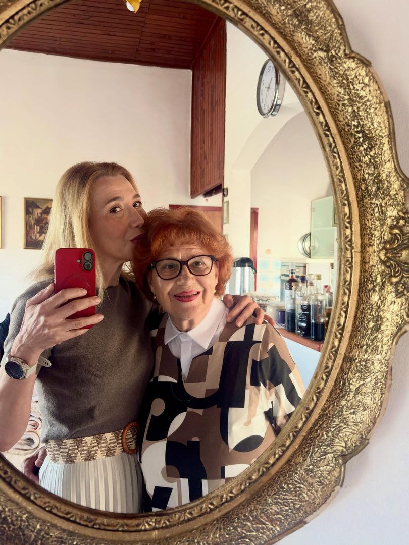 Kroz objavljene trenutke ispunjene smijehom, zajedničkim obrocima i šetnjama prirodom, dočarala je atmosferu topline i bliskosti koja je oduševila njezinu publiku.