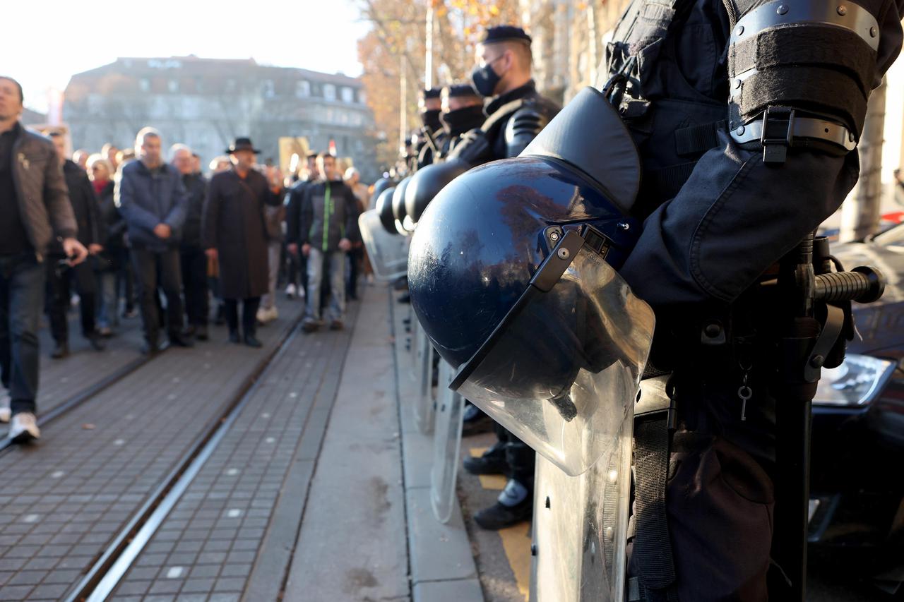 Zagreb: Interventna policija uz  prosvjednike protiv COVID potvrda 