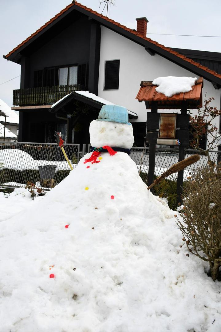 26.03.2020., Koncanica - Koncanica (nadomak Daruvara) je nakratko pretvorena u mjesto snjegovica. Naime, osnovnoskloci iz Koncanice jucer su za domacu zadacu iz tjelesne i zdravstvene kulture dobili zadatak da naprave snjegovica. Photo: Damir Spehar/PIXSELL