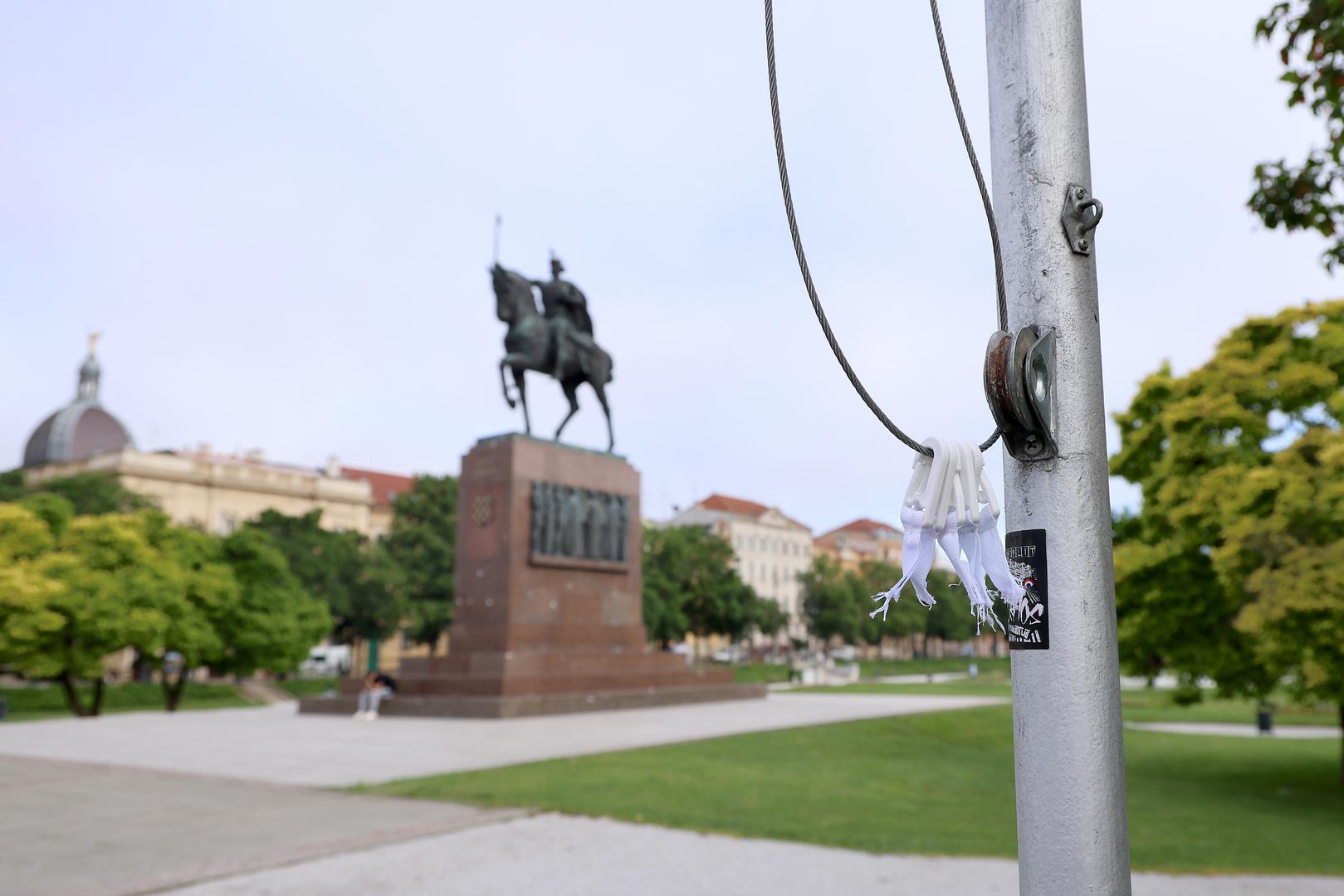 Naime, Trg kralja Tomislava u utorak ujutro, 2. lipnja, osvanuo je potpuno prazan – bez ijedne zastave duginih boja koje su tamo bile izvješene kao simbol podrške LGBTIQ+ zajednici.