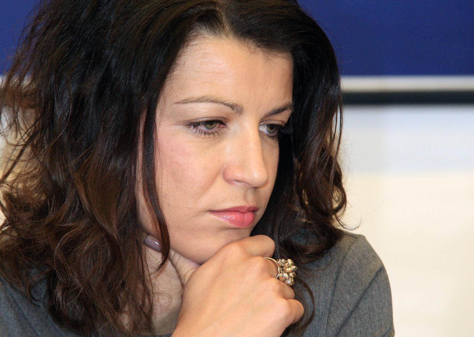 O njezinu privatnom životu izvan politike javno je dostupno razmjerno malo podataka, osobito kada je riječ o njezinoj kćeri i članovima obitelji koji nisu javne osobe. 
